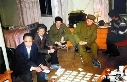 如何看待黄一鹤导演葬礼冷清的事实？