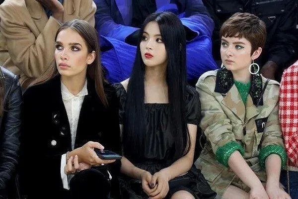 杨超越巴黎看秀穿搭风格被赞，村花是如何变成女王的？