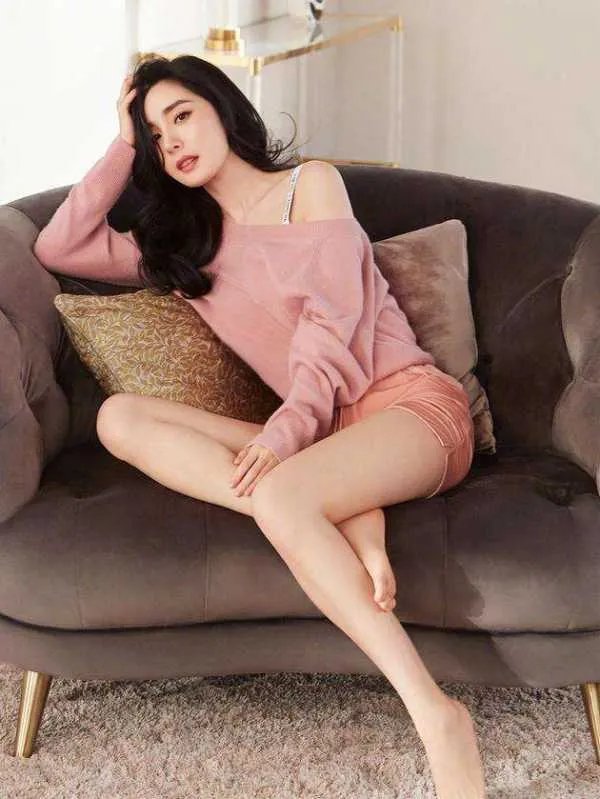 杨幂遭遇代拍，现场只有一个保镖一个助理，嘉行这么不待见杨幂了？