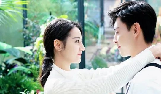 邓伦出生在什么样的家庭中？