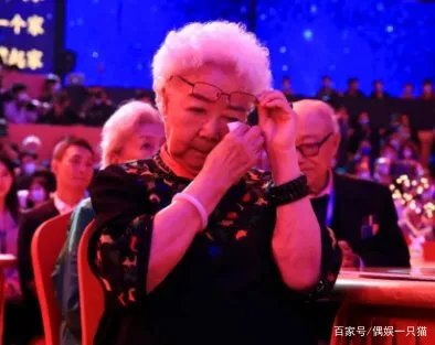 93岁田华北影节悼念去世演员，巩俐感动落泪，现场其他演员的情绪如何？