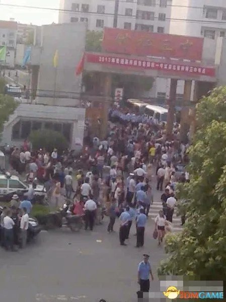 湖北高考生家长围堵考点 2名监考老师抓作弊被打