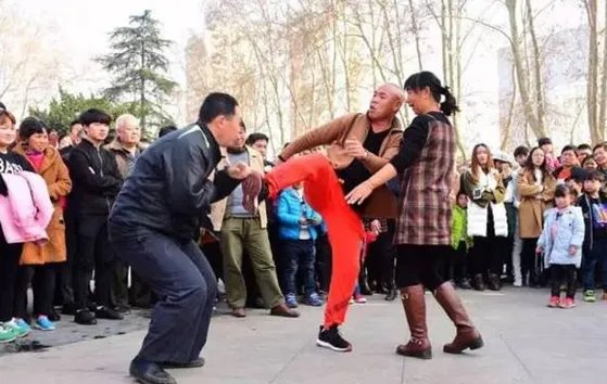 郑州公园叫停尬舞是怎么回事？