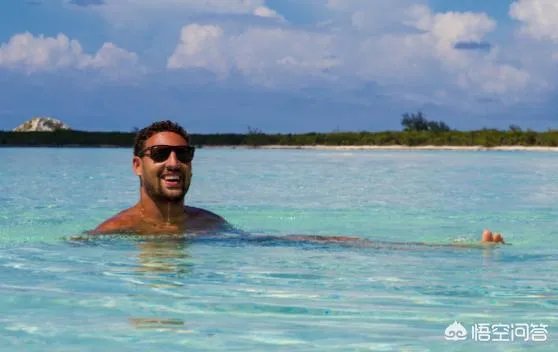 NBA有哪些球星游泳特别厉害？