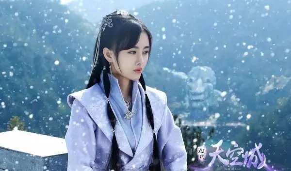 鞠婧祎被人吐槽假人穿假货，网友言论是否过于苛刻？