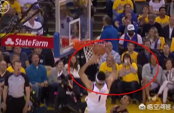 库里传球给麦基，麦基无人防守面对篮筐，被篮筐盖下来，你怎么看？