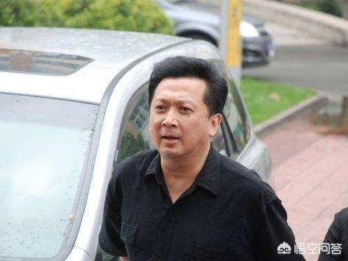 如何看待黄一鹤导演葬礼冷清的事实？