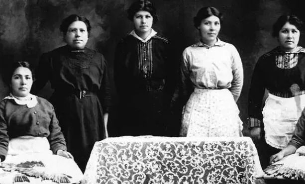 维多利亚女王：第一个穿着白色婚纱出嫁的新娘，拯救了霍尼顿蕾丝