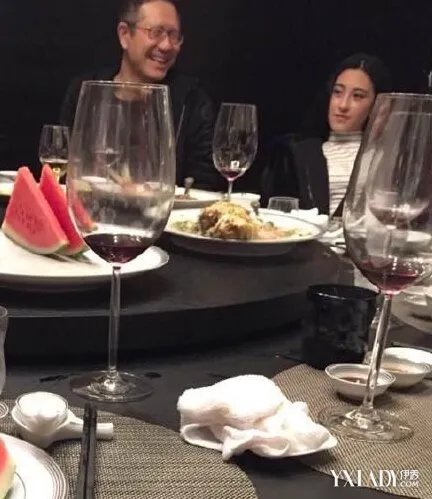 王思聪晒陪酒照直指朱圣祎讽女方校园生活不再单纯混乱不堪