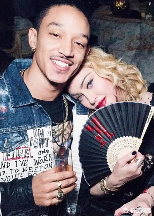 62岁麦姐和26岁小鲜肉男友甜蜜秀恩爱，你们怎么看？