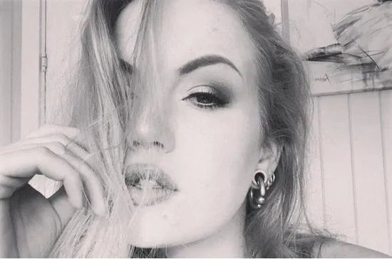 史上最性感的砌砖工曝光 她身材性感火辣不输嫩模