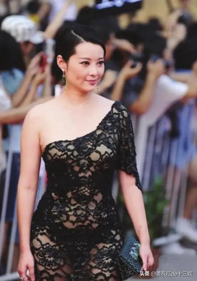 有哪些明星在走红毯时的尴尬事令你捧腹大笑？