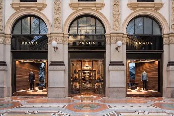 平平无奇却被Prada力捧，Kris Grikaite什么来头？