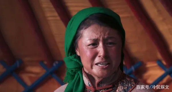 于月仙晒老公合影，现实的她气质高雅像个贵妇，她平时有多美？