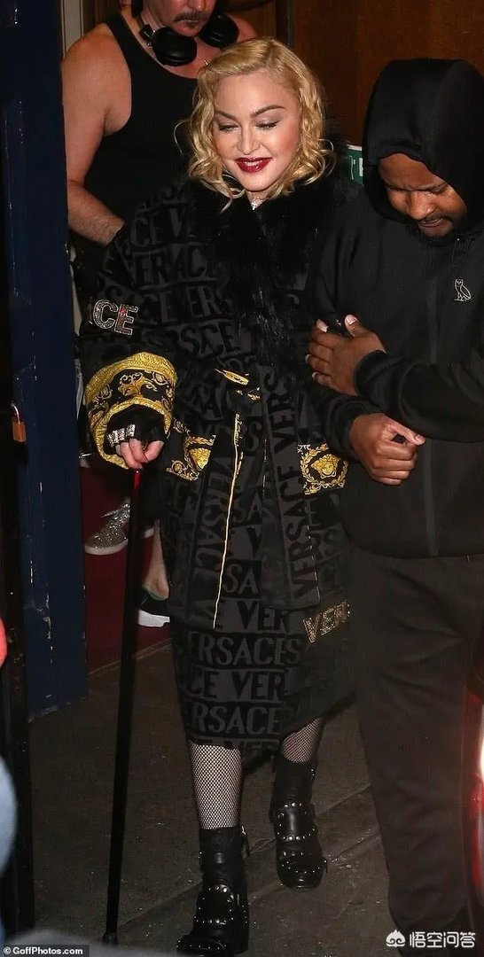 62岁麦姐和26岁小鲜肉男友甜蜜秀恩爱，你们怎么看？