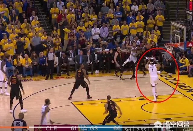 库里传球给麦基，麦基无人防守面对篮筐，被篮筐盖下来，你怎么看？
