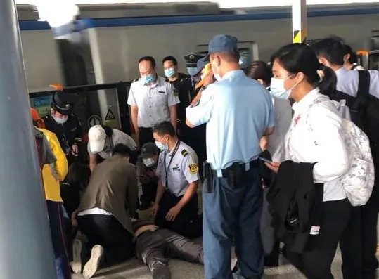 男子北京地铁突然晕倒，抢救无效死亡，成年人的压力究竟有多大？