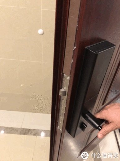 自然舒服的开锁方式，  鹿客智能指纹锁Classic版本