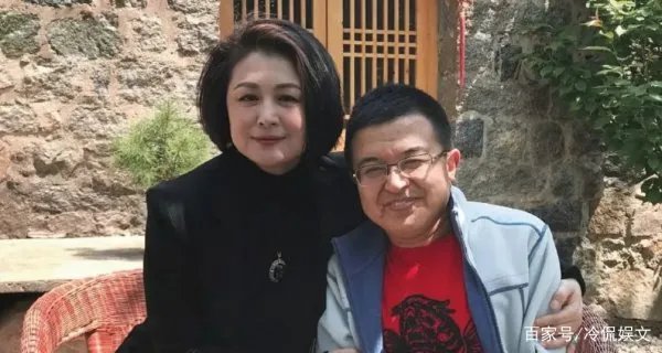 于月仙晒老公合影，现实的她气质高雅像个贵妇，她平时有多美？