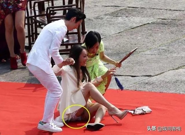 有哪些明星在走红毯时的尴尬事令你捧腹大笑？