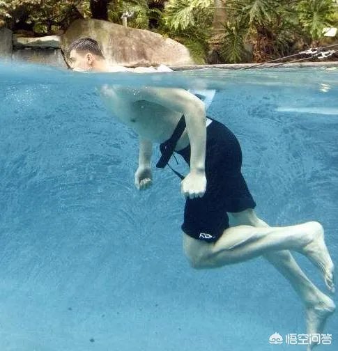 NBA有哪些球星游泳特别厉害？