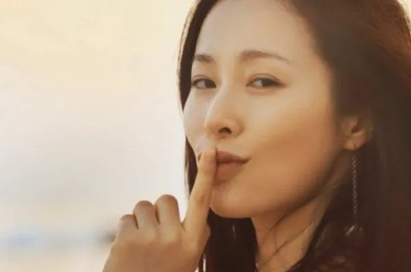 全能才女江一燕获奖引争议，她会不会重走翟天临老路？