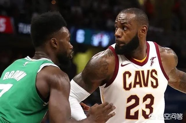 4次犯规的杰伦·布朗，两次想从詹姆斯手中切球，为什么？