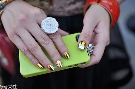 2018镜面美甲图片 闪亮金属镜面美甲样式