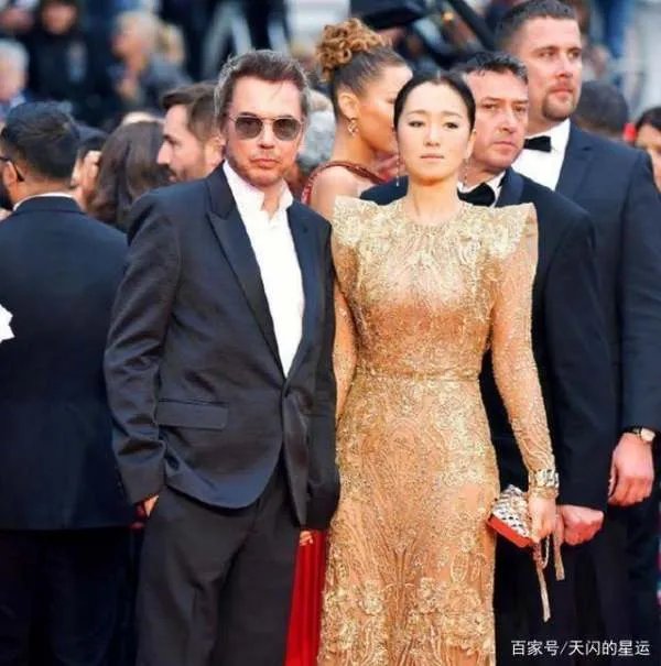 55岁巩俐和老公现身街头，身材发福，背部赘肉明显，巩皇也老了吗？