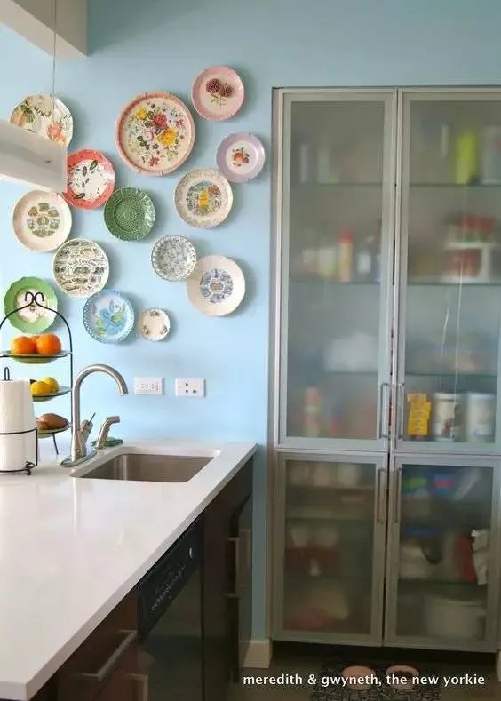 把盘子挂在墙上装饰，这么好看！