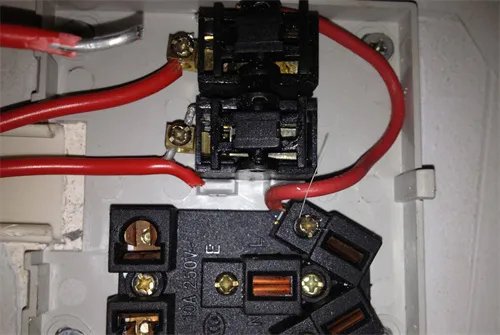 一灯二控开关怎么接线