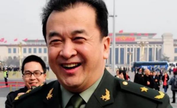 曾经的少将黄宏，免职后就被带走，这几年他的状况令人唏嘘，发生了什么？