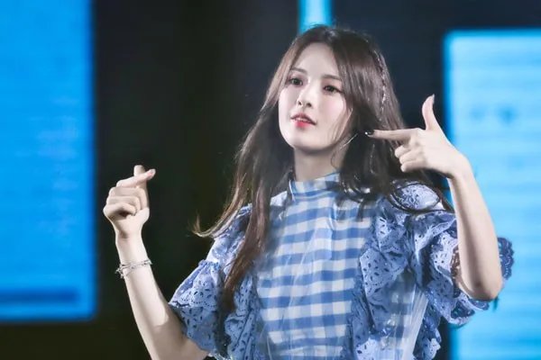 杨超越巴黎看秀穿搭风格被赞，村花是如何变成女王的？