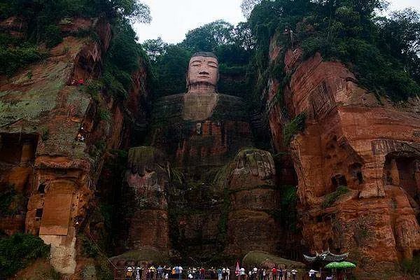 乐山大佛为什么会闭眼