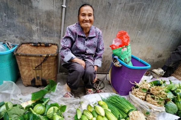 为什么那么多年轻人愿意去超市买菜，却不愿意买农村老人的菜？