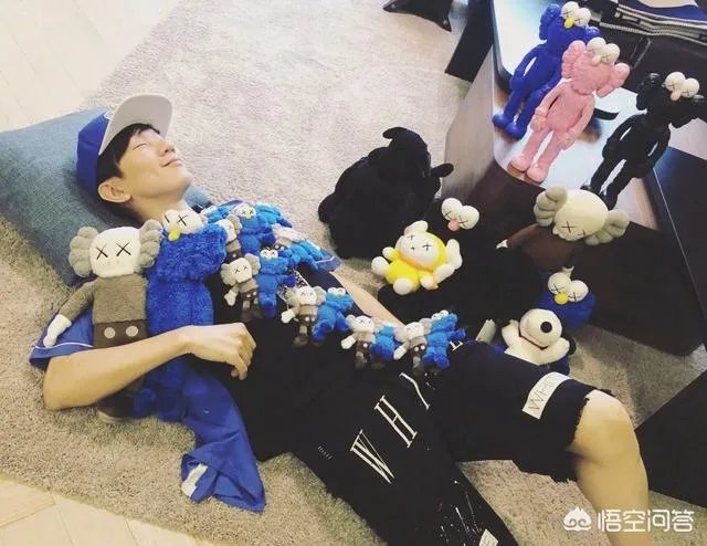 优衣库和KAWS的联名为什么会这么火？