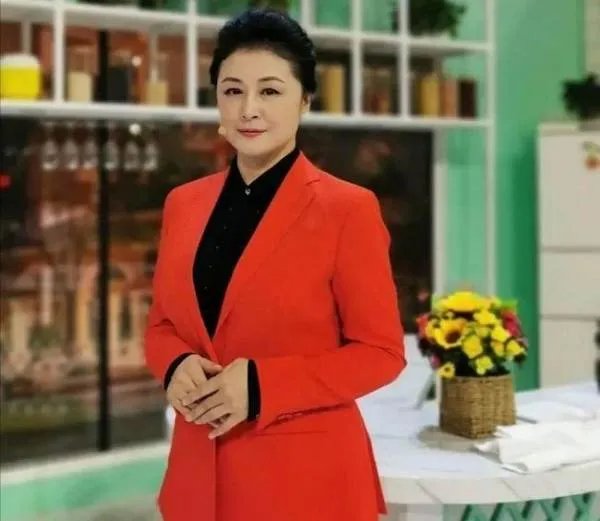 于月仙晒老公合影，现实的她气质高雅像个贵妇，她平时有多美？