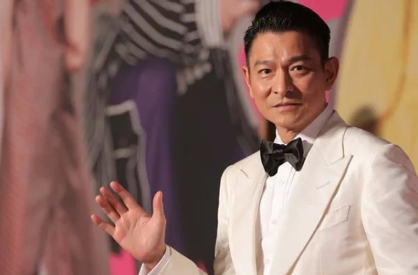 铁汉也柔情，天王活成了“女儿奴”，这不就是最普通爸爸的模样吗？