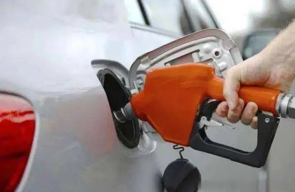 国内成品油价格下调，加满一箱油将少花17元，影响油价涨幅的原因是什么？