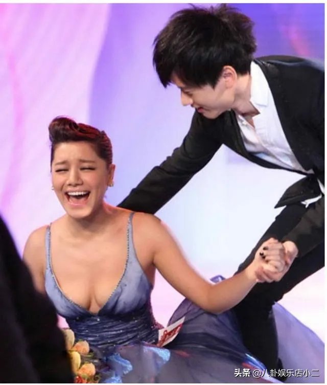 有哪些明星在走红毯时的尴尬事令你捧腹大笑？