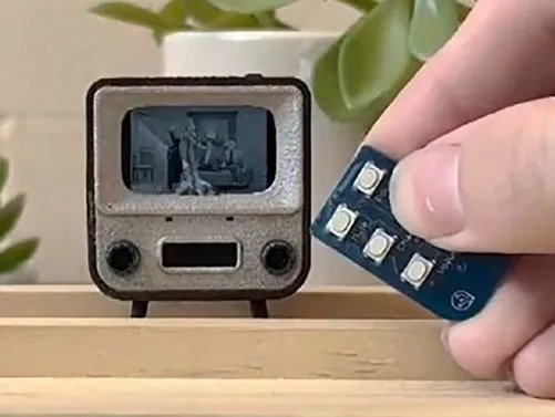 世界上最小的电视机问世，仅邮票大小可播放1小时