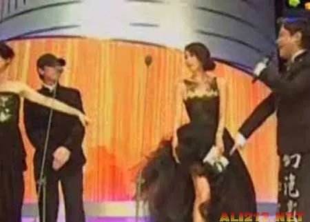 不乏大胆豪放 十大当众邀人摸胸的豪放女星