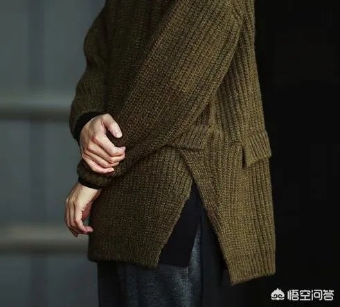 对于冬季流行的男士毛衣来说，如何穿出时尚的感觉？