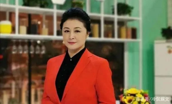 于月仙晒老公合影，现实的她气质高雅像个贵妇，她平时有多美？