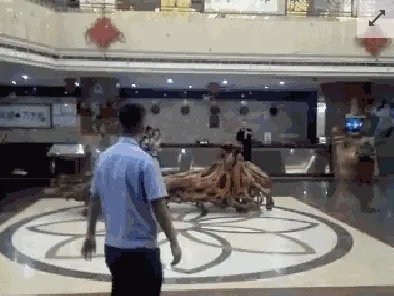 男子为何持刀挟持女友弟弟？