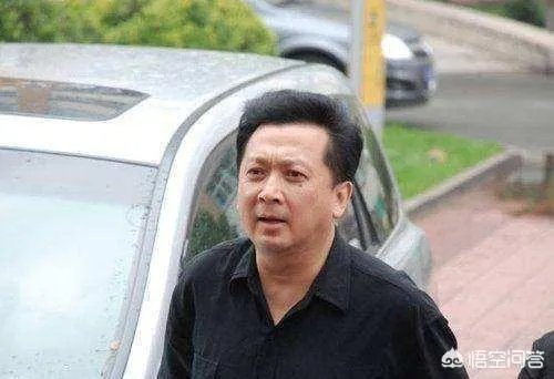 如何看待黄一鹤导演葬礼冷清的事实？