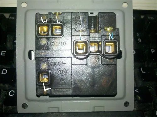 一灯二控开关怎么接线