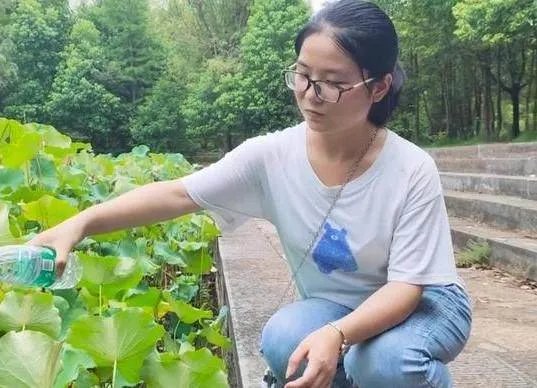 报北大考古女生谈到父母哽咽，究竟是为何？