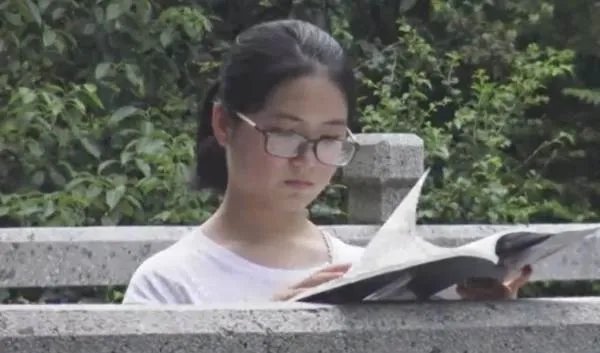 报北大考古女生谈到父母哽咽，究竟是为何？