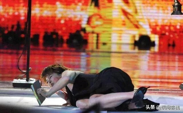 有哪些明星在走红毯时的尴尬事令你捧腹大笑？